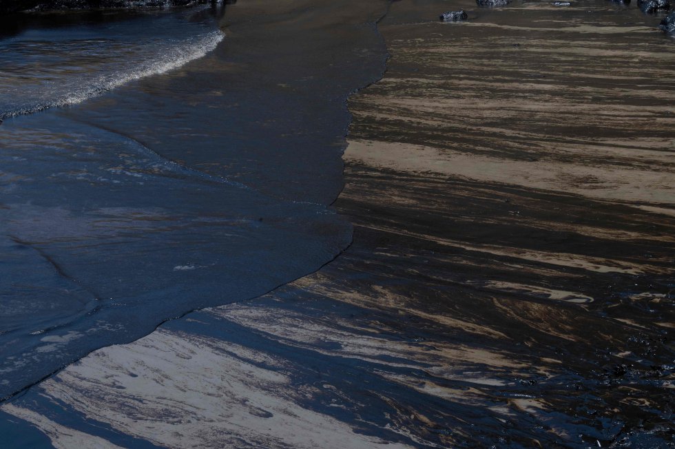 Petróleo cubre las playas de Perú. - Foto Cris Bouroncle/AFP