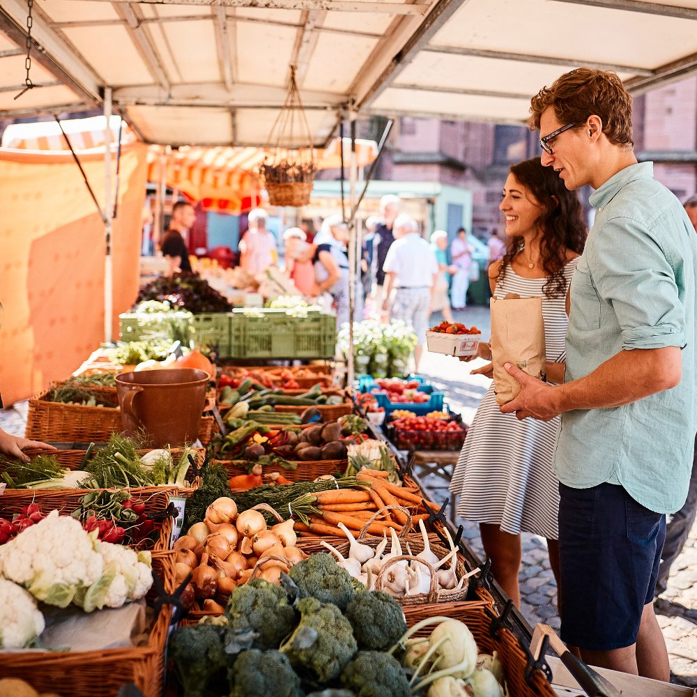 Es mejor comprar frutas y verduras en tu mercado local o huerto cercano. - Foto AscentXmedia/Gettyimages