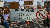 Protestas en Mar de Plata en contra de la exploración marina.