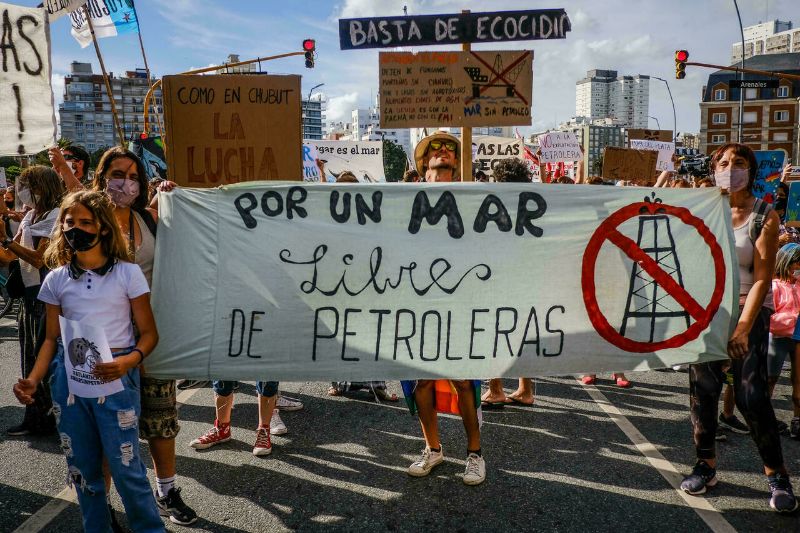 Protestas en Mar de Plata en contra de la exploración marina.