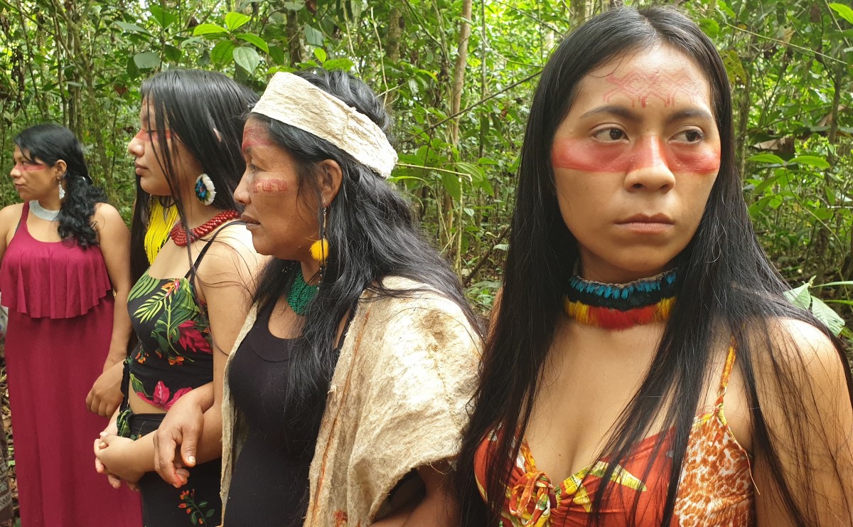 Mujeres indígenas de las comunidades locales utilizan soluciones basadas en la naturaleza. - Foto Daniela Brik/EFE