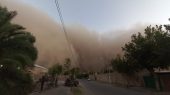 Viento extremo y una nube gigante de polvo bloquearon la ciudad.