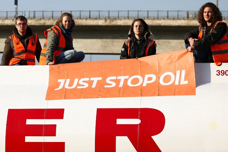 Activistas climáticos logran detener la producción de dos plantas petroleras.