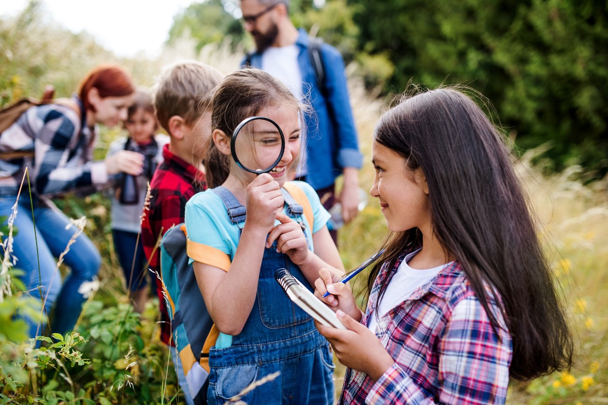 Las interacción de los niños con la naturaleza es de suma importancia para crear una conexión con la acción climática. - Foto Halfpoint/Gettyimages
