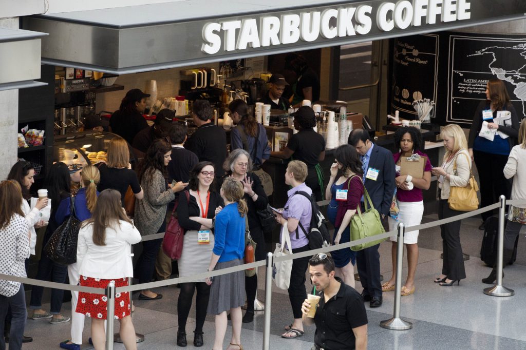 Alta demanda de café en Starbucks. - Foto AP