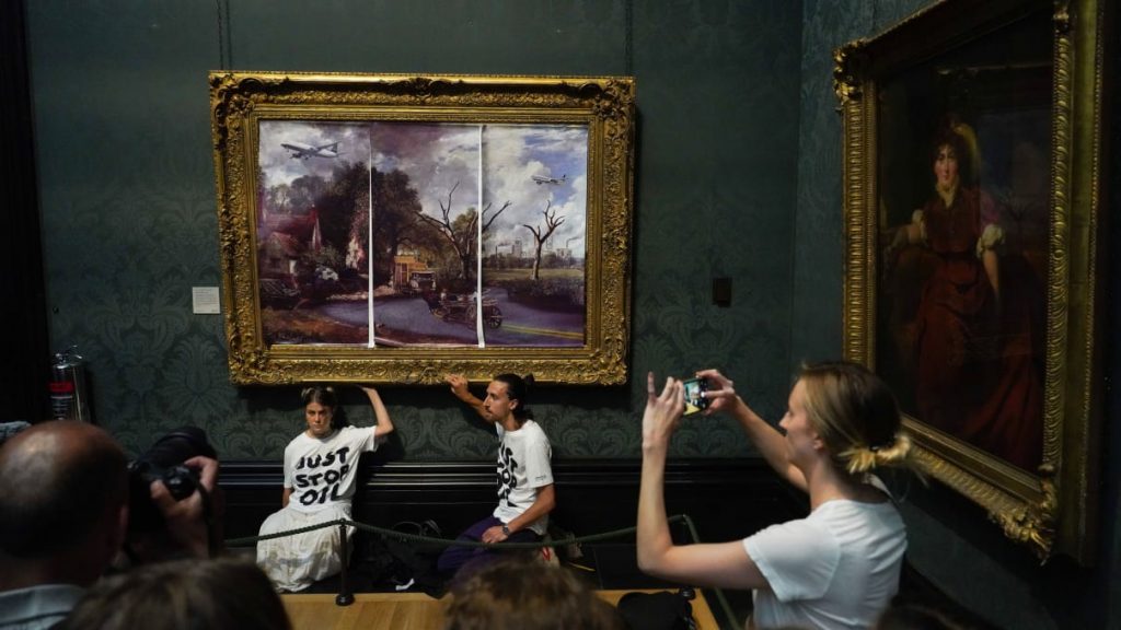 Activistas se pegan a la pintura "The Hay Wain" en Londres - Foto Kristian Buus/In Pictures/Getty Images