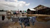 Senegal está instalando barreras improvisadas para combatir el aumento del nivel del mar.