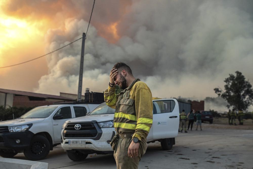 Incendios forestales en Francia y España por olas de calor abrasadoras - Foto Emilio Fraile/Europa Press/AP