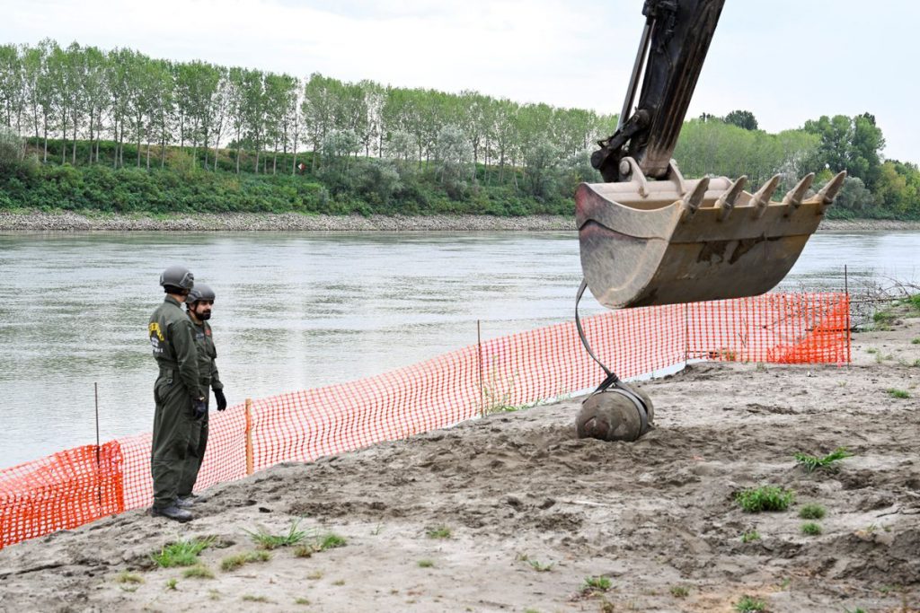 Bomba de la Segunda Guerra Mundial encontrada en el río Po de Italia, el cual se redujo por la sequía. - Foto Flavio Lo Scalzo/Reuters