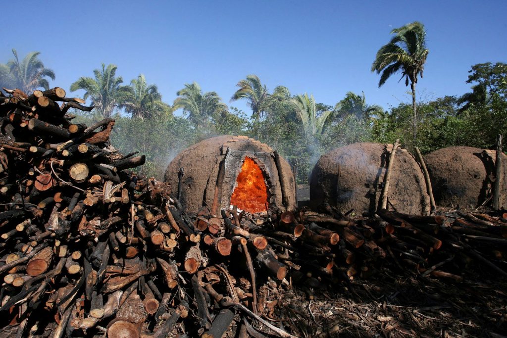 Hornos de carbón ilegales antes de la llegada de una red de protección en Niquelandia, Brasil (2009). - Foto Roberto Jayme/Reuters