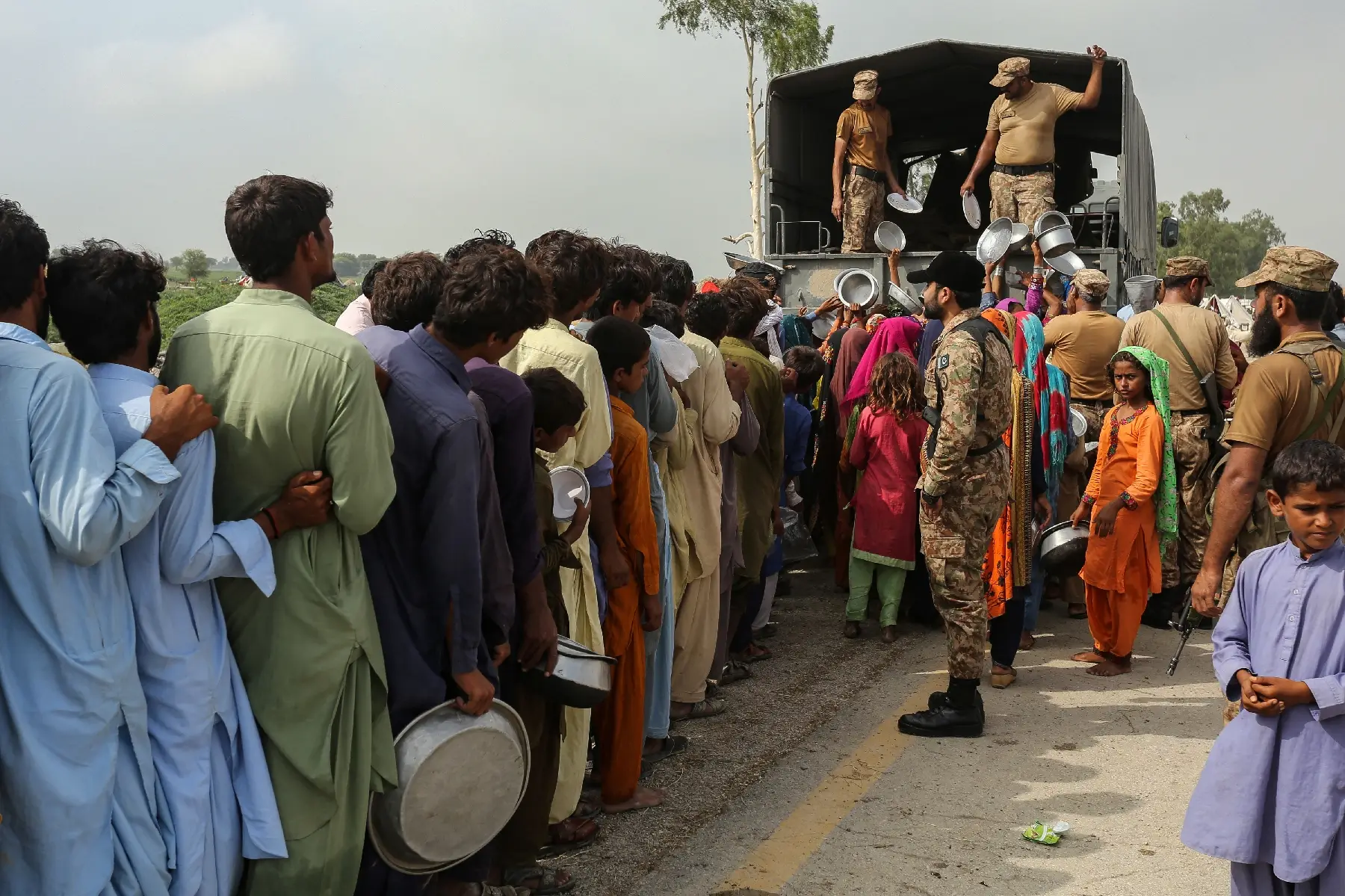 Ejército entregando alimento a campamento de desplazados en Pakistán - Foto Shahid Saeed Mirza/AFP