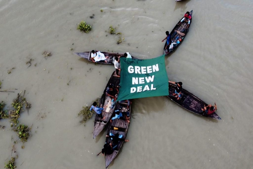 Protestantes climáticos pidiendo una transición sostenible en Bangladesh. - Foto 350_bangladesh/Twitter