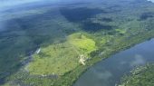 Una carretera de tierra amenaza la conservación de la Amazonía.