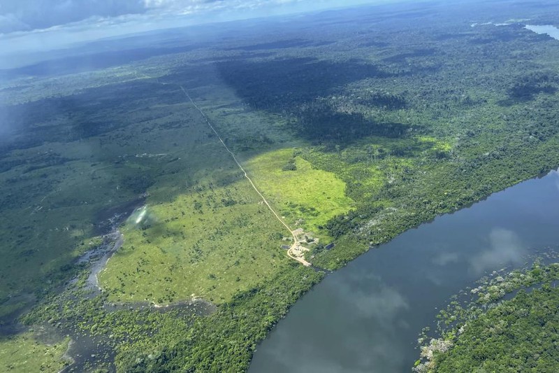 Una carretera de tierra amenaza la conservación de la Amazonía.