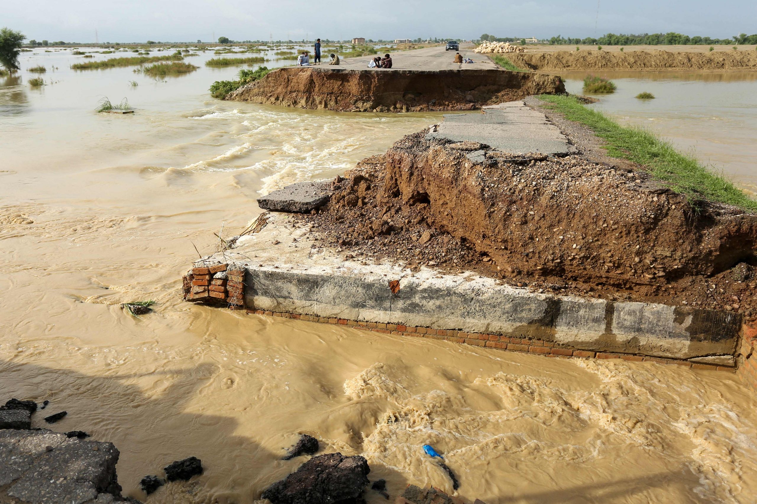 Carretera dañada en Punjab por lluvias monzónicas. - Foto Shahid Saeed MIRZA/AFP