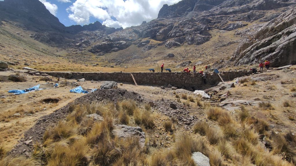 Constructores y arqueólogos restaurando una de las represas prehistóricas. - Foto nstituto de las Culturas/Universidad de Buenos Aires/Reuters