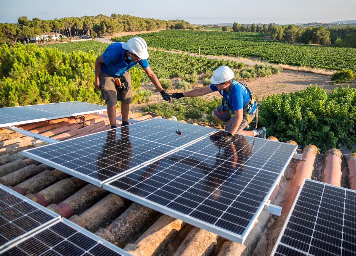Cada vez hay más casas y negocios que solicitan instalación de paneles solares. - Foto Eloi_Omella/Gettyimages