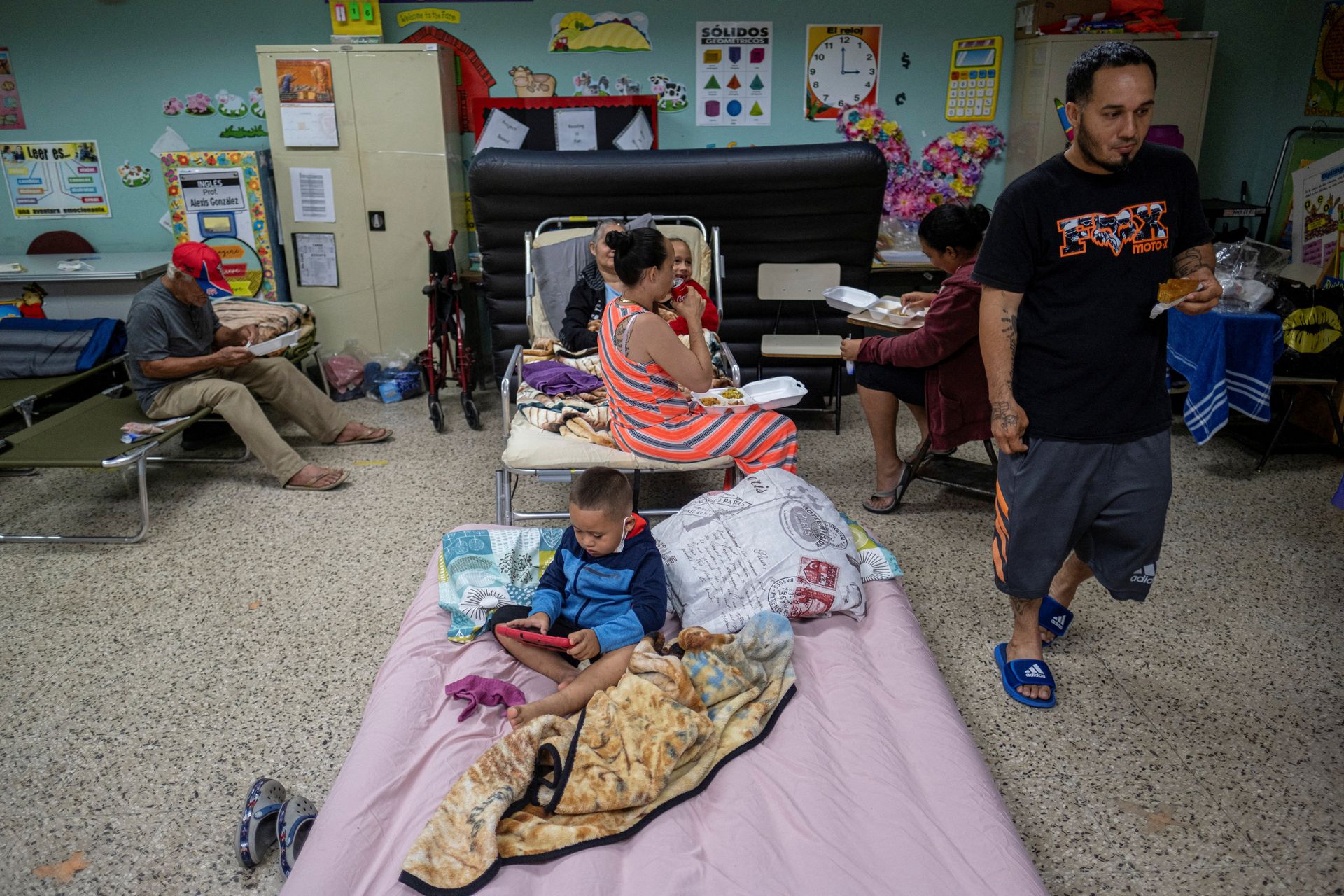 Residentes evacuados en refugios temporales por el paso del huracán Fiona - Foto Ricardo Arduengo/Reuters
