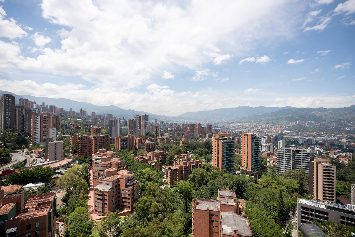 Ciudad de Medellín, Colombia llena de árboles. - Foto andresr/Gettyimages