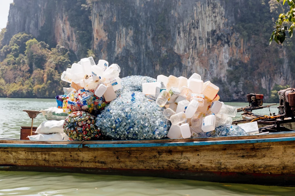 Recolección de envases plásticos en Tailandia - Foto Alexander Spatari /Getty Images