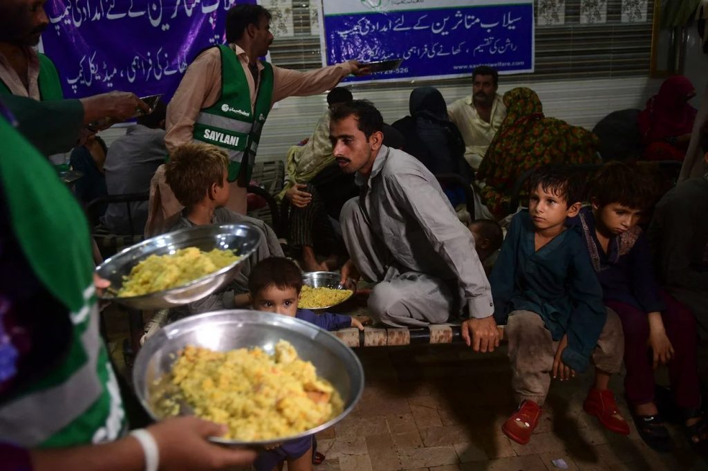 Refugiados pakistaníes alejados de sus hogares inundados - Foto Asif Hassan/AFP/Getty Images