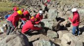 En búsqueda de agua, agricultores de Perú restauran represas antiguas