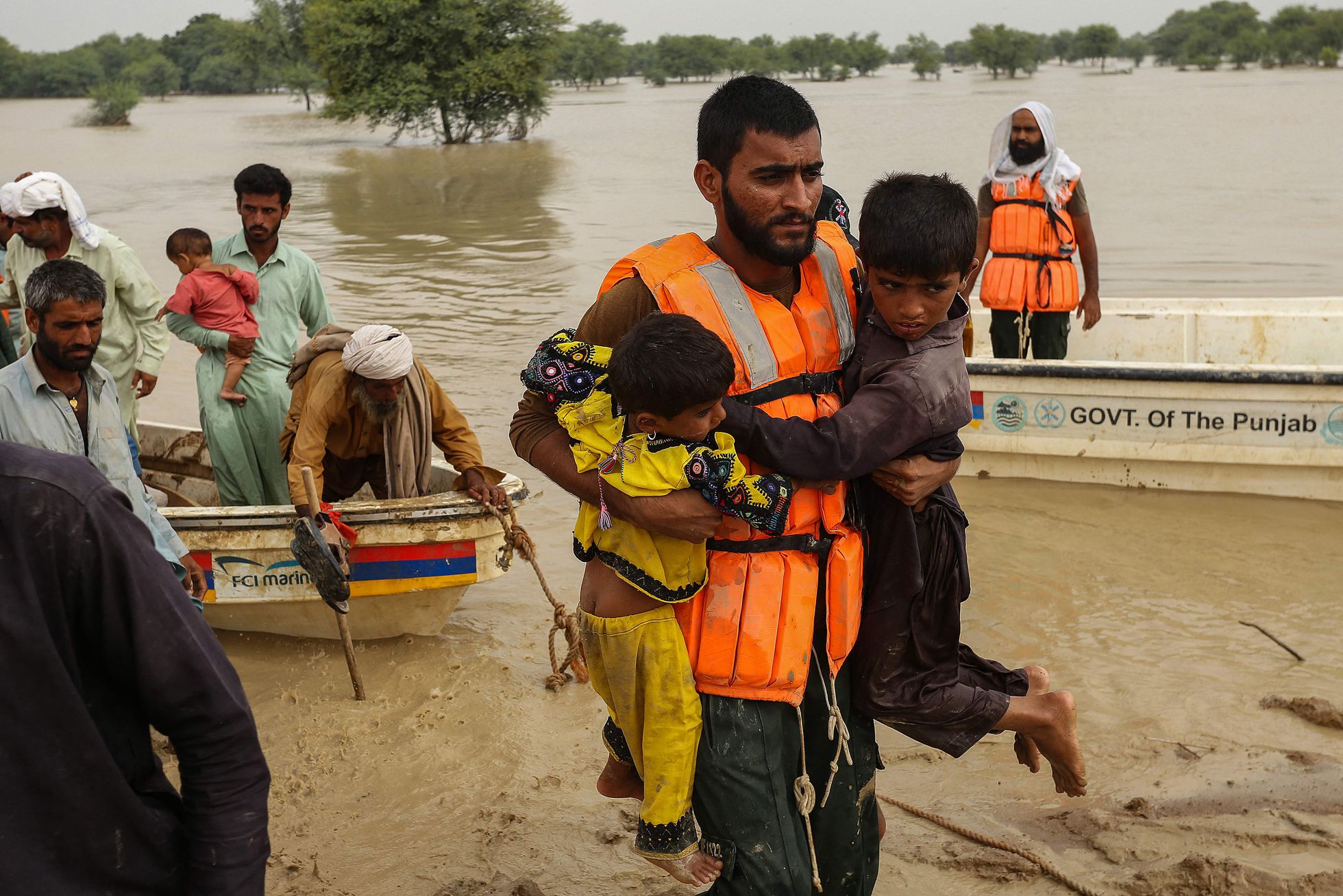 Equipo de rescate ayuda a evacuar residentes de provincias inundadas. - Foto Shahid Saeed Mirza/AFP 