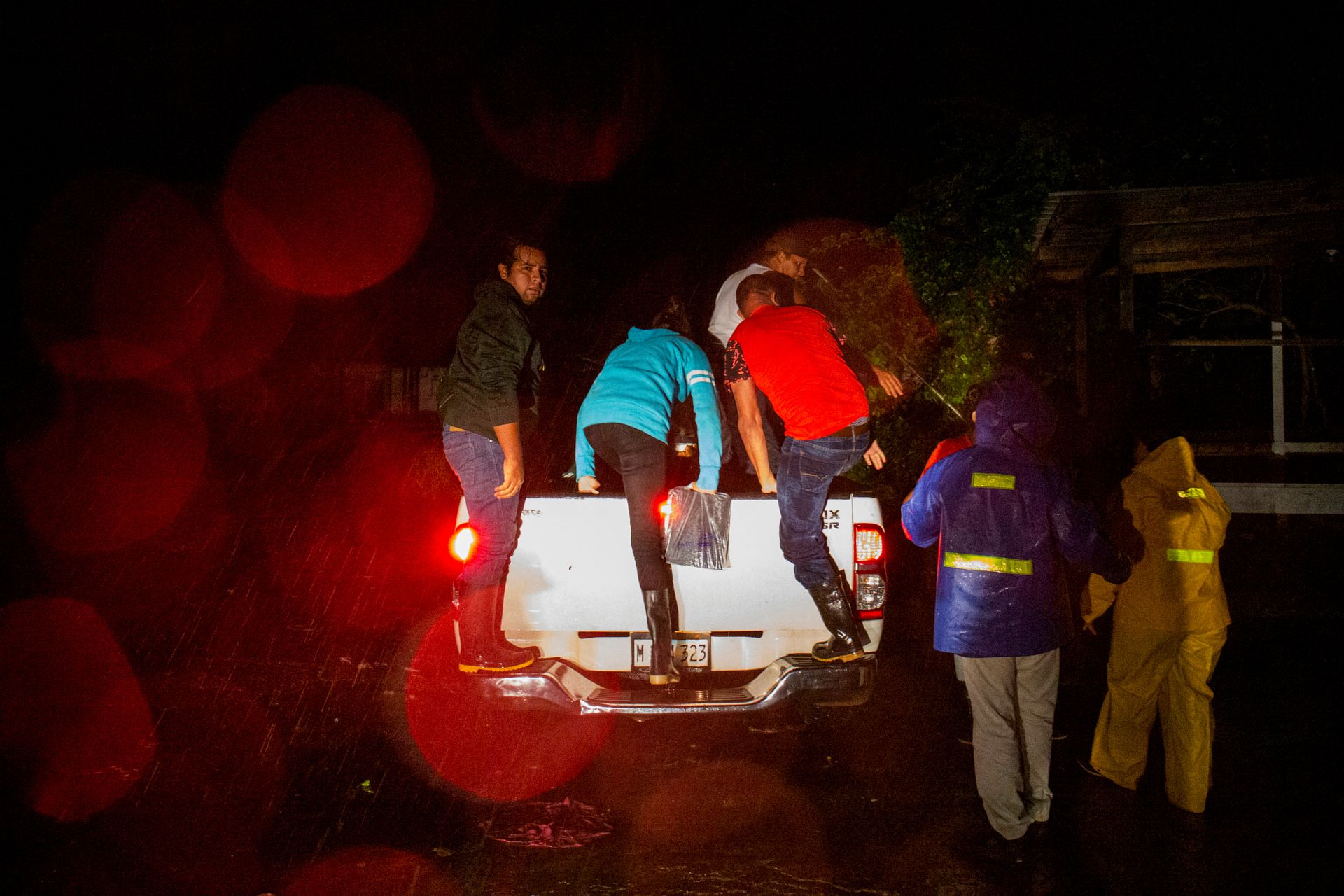 Gente transportándose durante el huracán Julia en Nicaragua. - Foto Maynor Valenzuela/Reuters