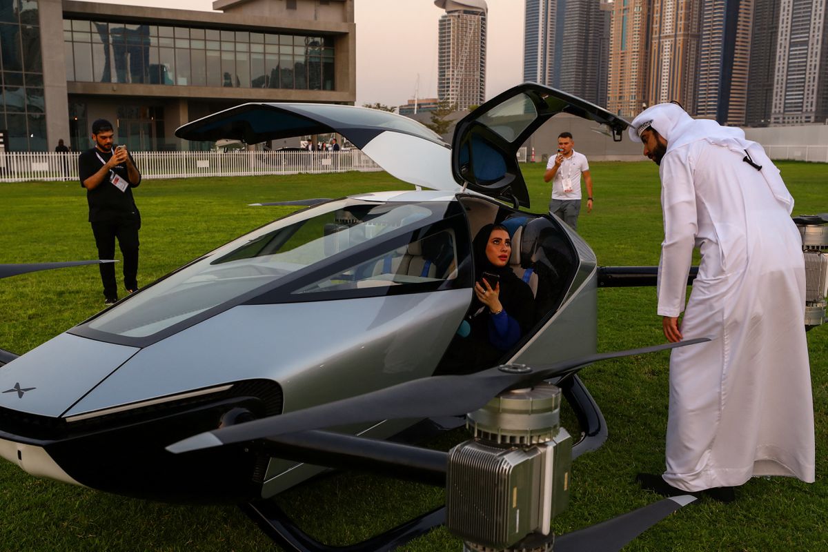 Invitados asistieron al vuelo público del XPeng eVTOL X2 en Dubai. - Foto Amr Alfiky/Reuters