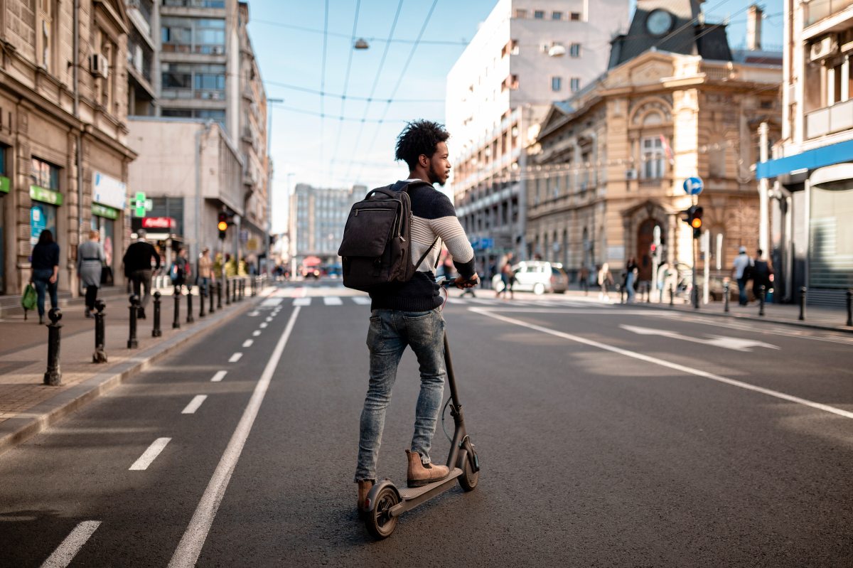 Los scooters eléctricos han sido una solución para movilizarse en viajes cortos de zonas concurridas. - Foto Ivan Pantic/Gettyimages
