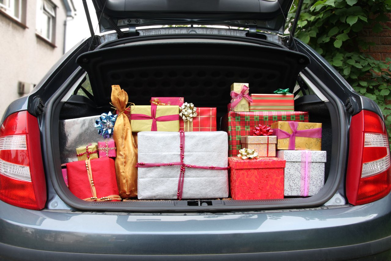 El exceso de regalos, envolturas y papeles en épocas navideñas pueden llegar a contaminar tanto como la producción de los mismos. - Foto Liz Leyden/Gettyimages