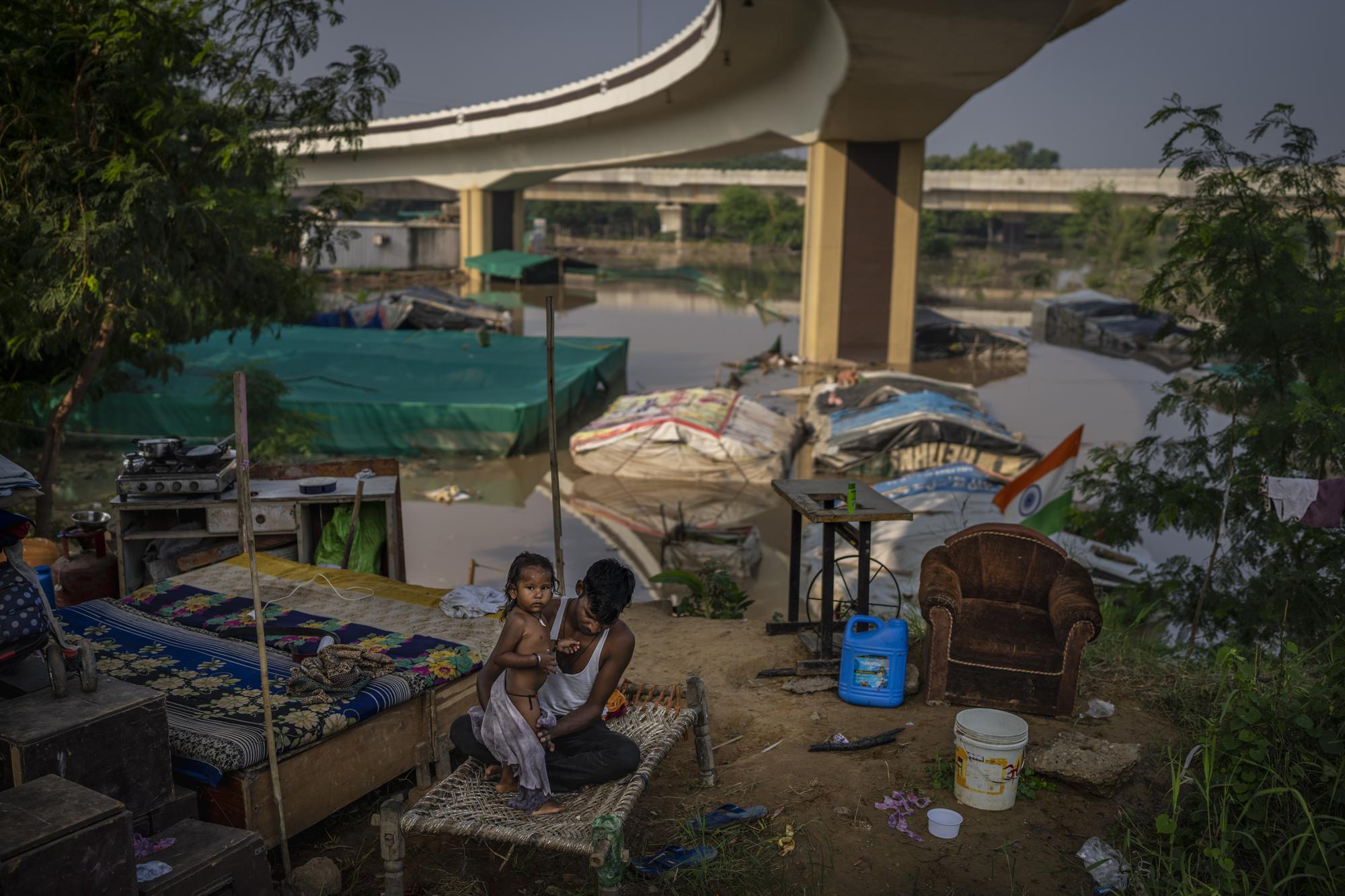 Campamento de desplazados en India por inundaciones. - Foto Altaf Qadri/AP