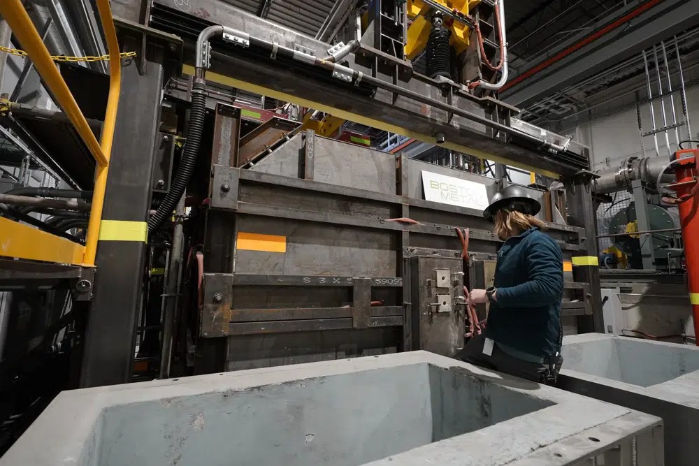 Producción de acero en la empresa Boston Metal. - Foto Steven Senne/AP