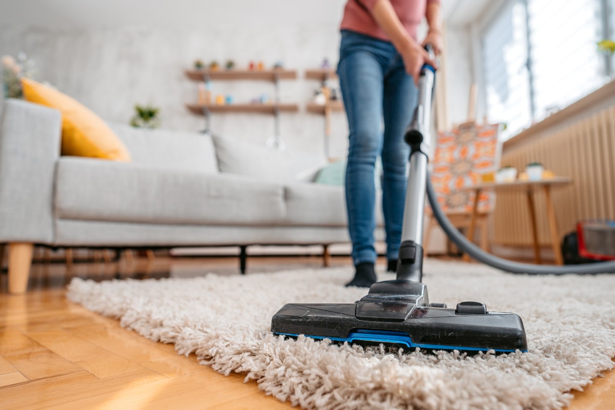 Utiliza la aspiradora y otros métodos de limpieza para eliminar el polvo de tu casa constantemente. - Foto urbazon/Gettyimages
