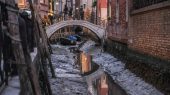 La marea baja en Venecia ha dejado sus canales secos.