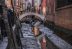 La marea baja en Venecia ha dejado sus canales secos.