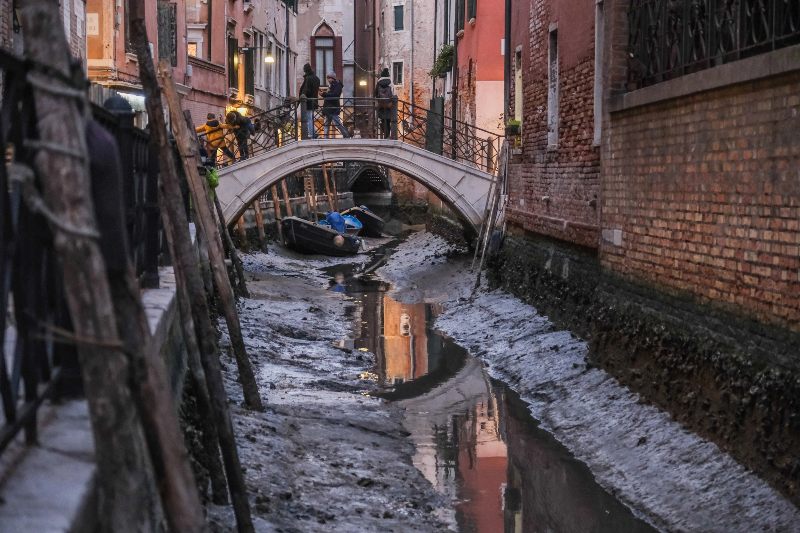 La marea baja en Venecia ha dejado sus canales secos.