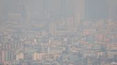 Personas se quedan en casa por contaminación del aire en Tailandia.