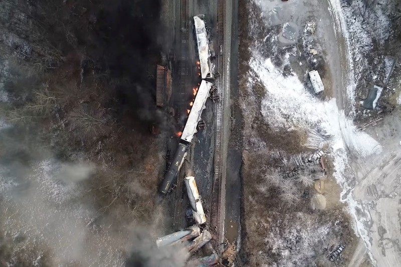 Tren con químicos tóxicos se descarriló en Ohio.