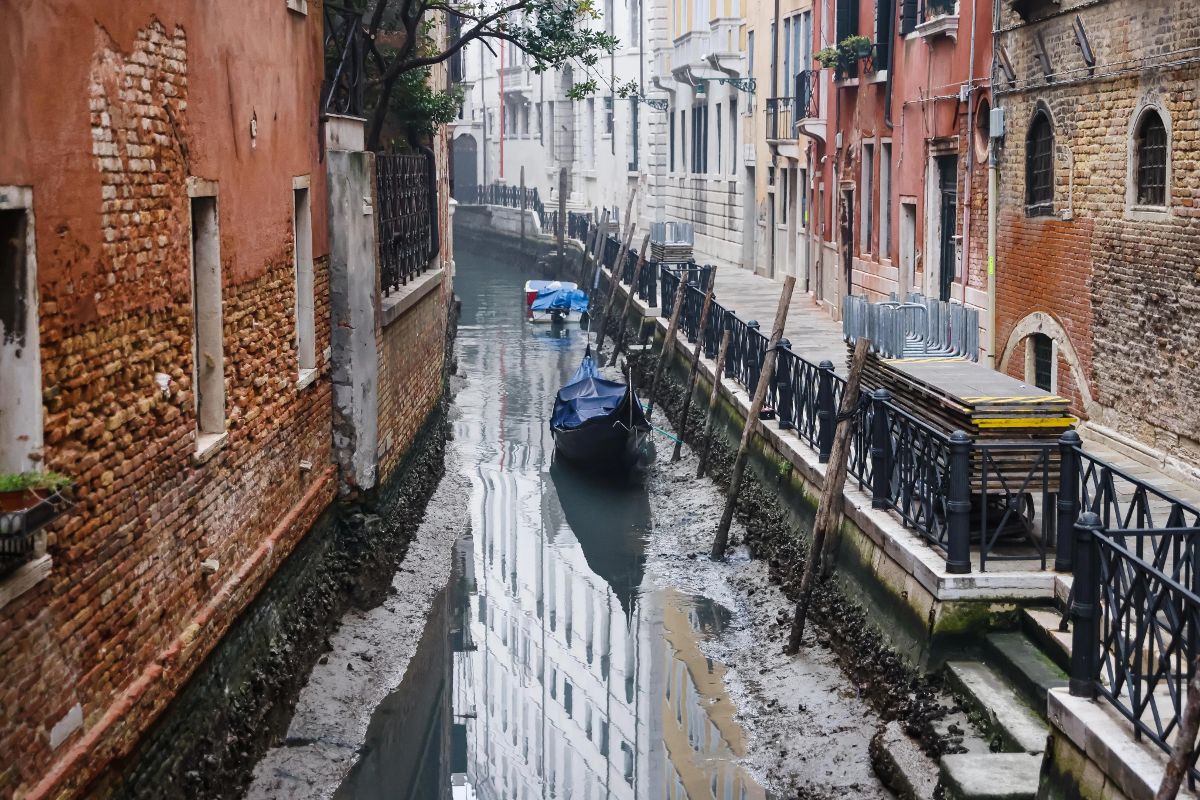 El cambio climático ha exacerbado los efectos de la marea baja en Venecia, vaciando sus distintivos ríos. - Foto Gettyimages