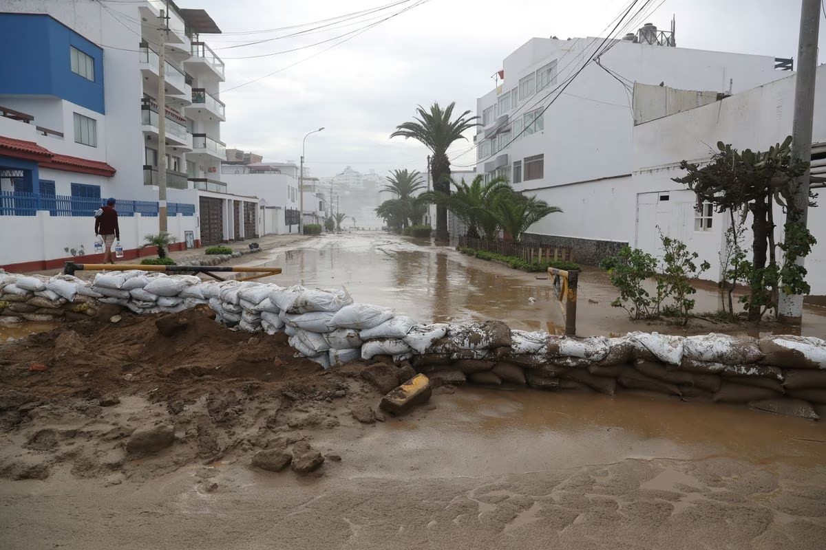 Calles inundadas por el paso del ciclón Yaku en Lima, Perú. - Foto Sebastian Castaneda/Reuters