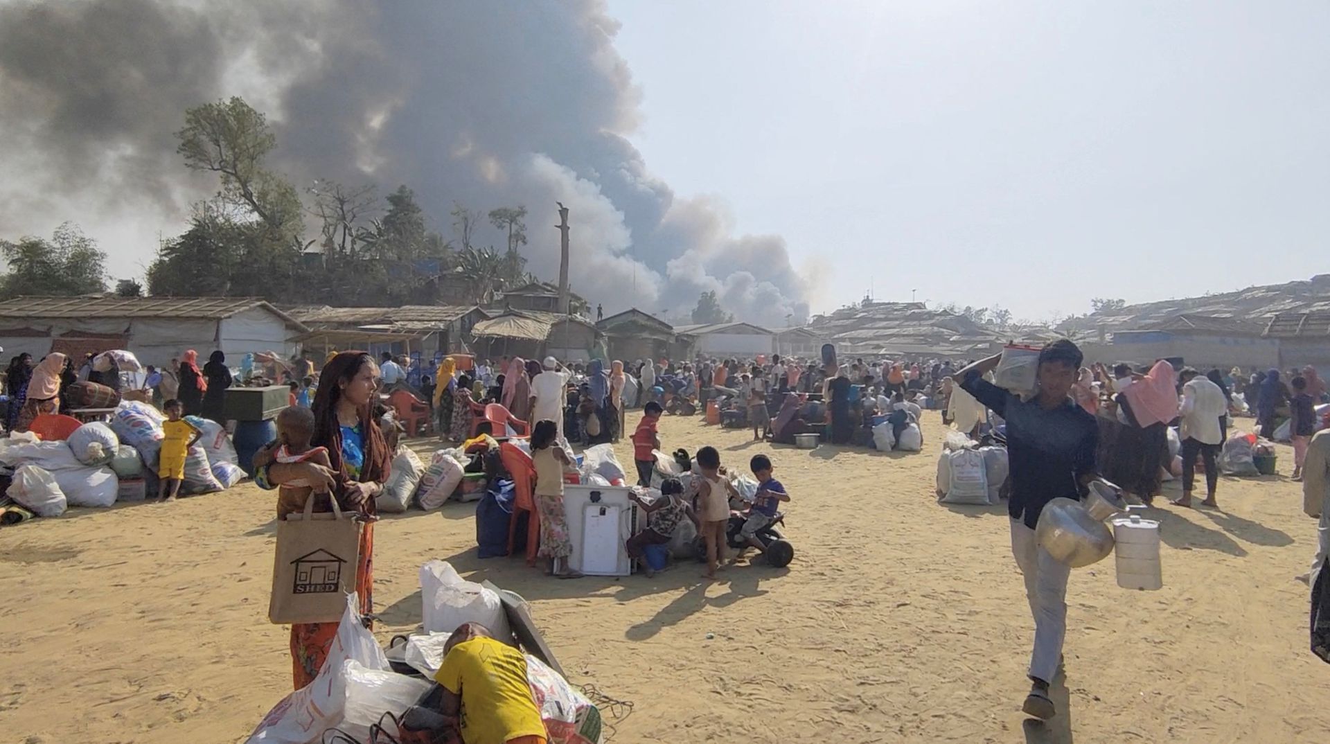 Campamento de refugiados en Bangladesh por incendio forestal masivo. - Foto Mohammed salim Khan/Reuters