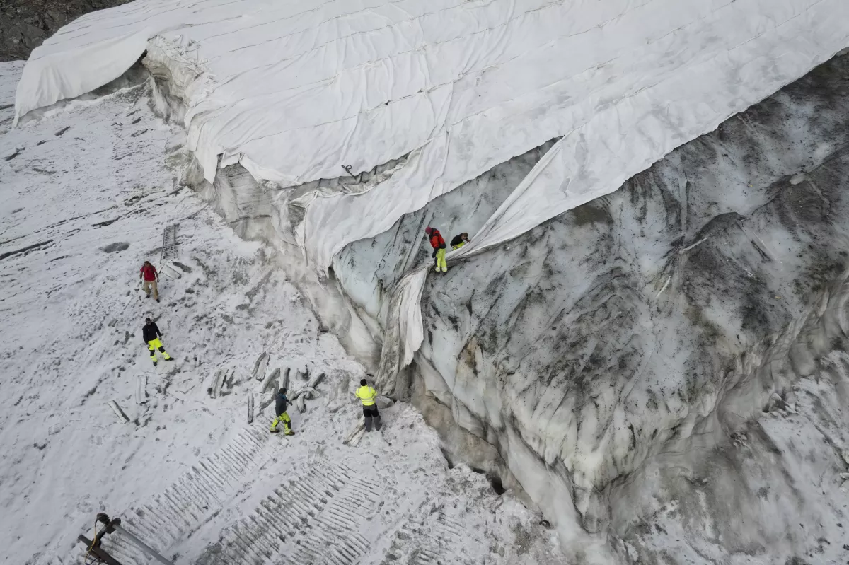 En 2022 científicos tuvieron que cubrir los glaciares de Suiza para prevenir más derretimiento de hielo. - Foto Gian Ehrenzeller/Keystone/AP