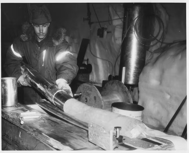 Un equipo de investigación del ejército de Estados Unidos examinó un trozo de núcleo de hielo en Groenlandia. - Foto U.S. Army