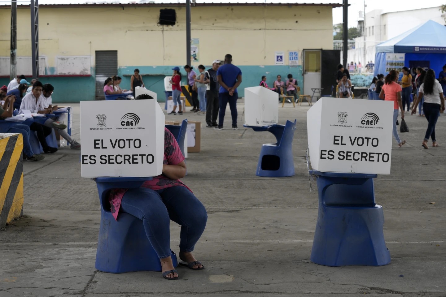 Ecuatorianos votaron este domingo 20 de agosto a favor de la naturaleza y en contra de las petroleras en territorio indígena. - Foto Martin Mejia/AP