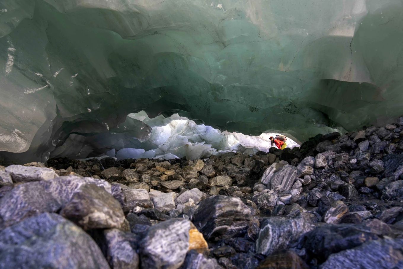 Glaciologa Violeta Lauria evalúa el estado del Glaciar Jamtalferner, en Austria. - Foto Matthias Schrader/AP