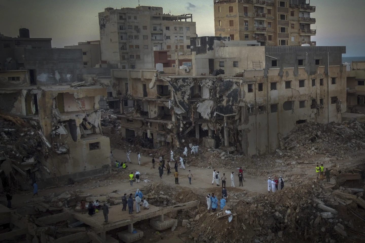 Búsqueda de víctimas en Derna, Libia, después de que la ciudad fuera destruida por la tormenta Daniel. - Foto Ricardo Garcia Vilanova/AP