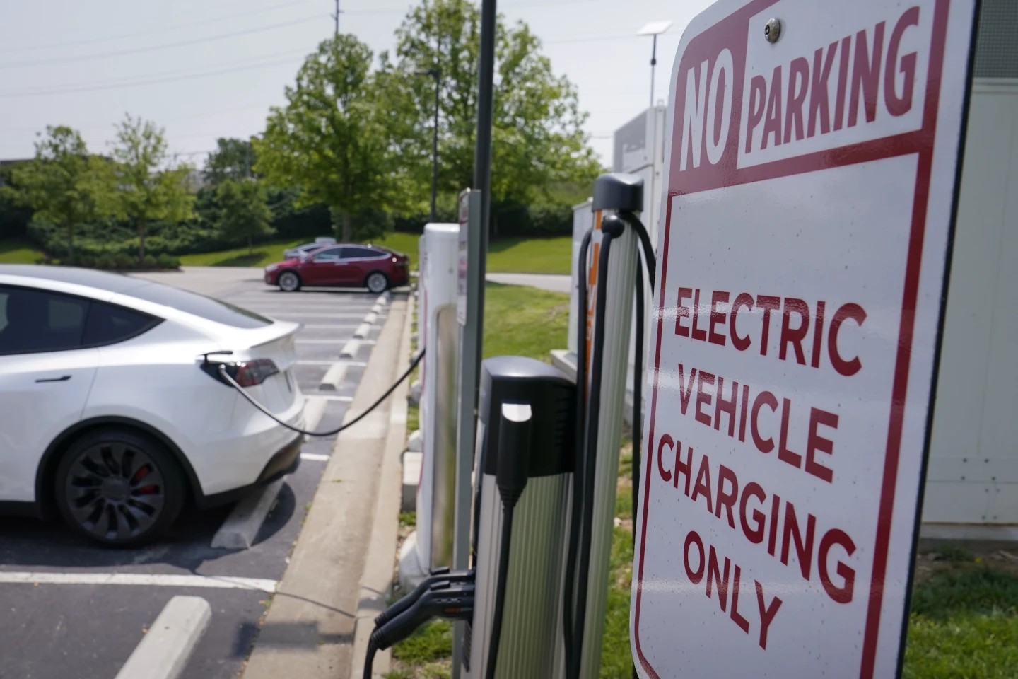 Puesto de carga para vehículos eléctricos. - Foto George Walker/AP