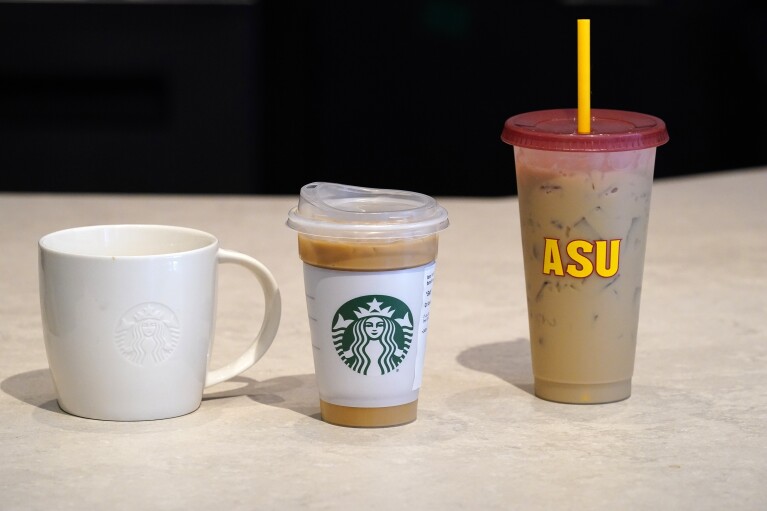Vasos reusables para tiendas de Starbucks - Foto Ross D. Franklin/AP
