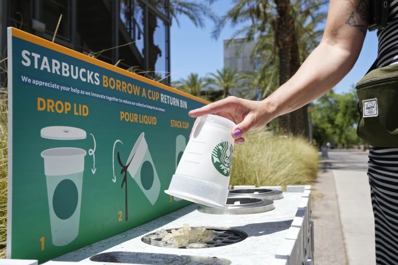 Starbucks planea cambiar a vasos reusables.